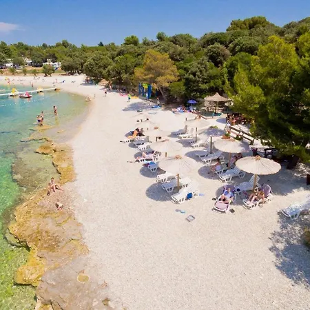 Apartment Comfortable Near The Pula