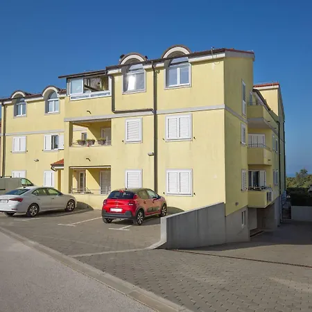 Comfortable Near The Apartment Pula