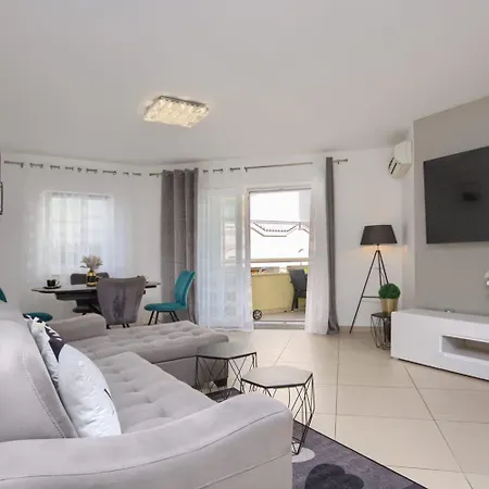 Apartment Comfortable Near The Pula